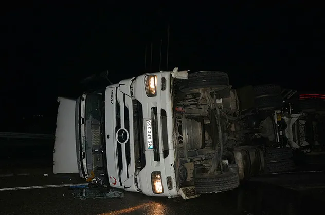 Manisa'da kontrolden çıkan tır devrildi