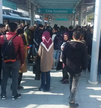 İZBAN'da intihar şoku! Kadın yolcu kendini raylara attı-1