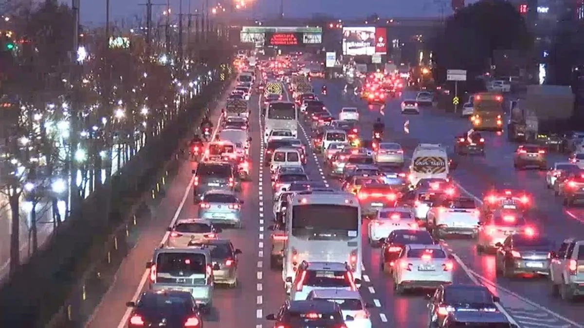 İstanbul’da okulların açılmasıyla trafik yoğunluğu arttı