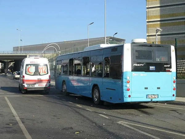 Üsküdar'da otobüs durağa girdi: Ölü ve yaralılar var-1
