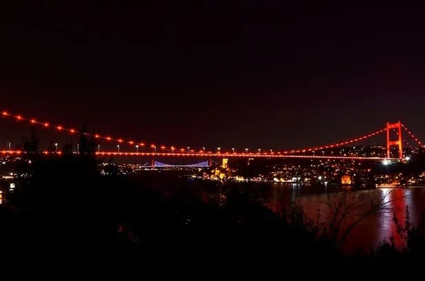 Istanbul Da Kopruler Dmd Hastaligi Farkindaligi Icin Kirmizi Renkle Aydinlatildi Takvim