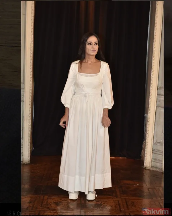 Yıldız Tilbe kırmızı bikinisi ile kameralara yakalandı! Deniz ve güneşin tadını doyasıya çıkaran Yıldız sosyal medyanın gündeminde... - 5