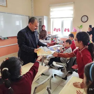 Köy köy gezip bilim aşılıyor