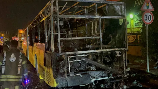istanbullunun-cani-tehlikede-basaksehirde-iett-otobusu-alev-alev-yandi-1699469716123.jpg