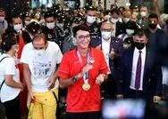 Okçulukta ülkemize olimpiyat şampiyonluğu kazandıran Mete Gazoz dün İstanbula geldi