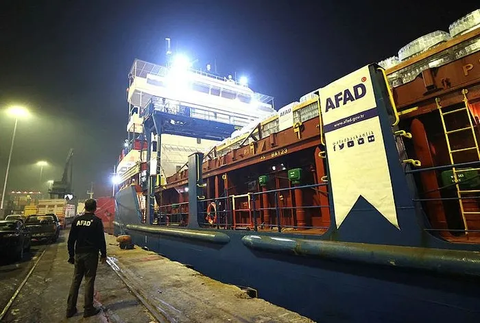 turkiyeden-filistine-yardim-eli-109-tirlik-insani-yardim-malzemesi-mersin-uluslararasi-limanindan-yola-cikti-1704313137024.jpeg Türkiye'den Filistin'e yardım eli! 109 tırlık insani yardım malzemesi Mersin Uluslararası Limanı'ndan yola çıktı-6