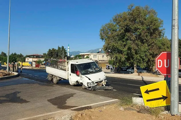 Hatay'da kamyonet ile otomobil çarpıştı: 2 yaralı