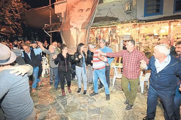 CHP'de kavga ve rezalet eksik olmuyor! İzmir Selçuk’ta eski CHP'li başkan mevcut başkana saldırdı