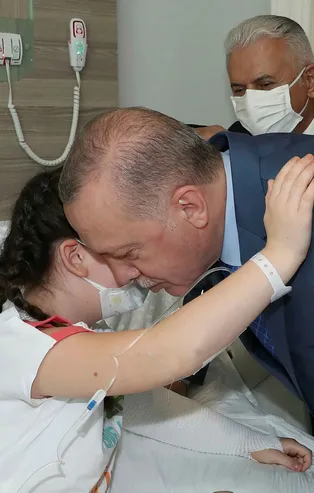 Başkan Recep Tayyip Erdoğan'ı hasta yatağında gören bir çocuk sevinçten gözyaşlarına hakim olamadı