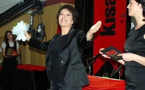 camdaki-kiz-sedat-bakin-gercekte-ne-is-yapiyormus-feyyaz-serifoglu2nun-meslegi-sevenlerini-soke-etti-1667847624185.jpg Feyyaz Şerifoğlu'nun mesleği sevenlerini şoke etti... Camdaki Kız Sedat bakın gerçekte ne iş yapıyormuş!-12