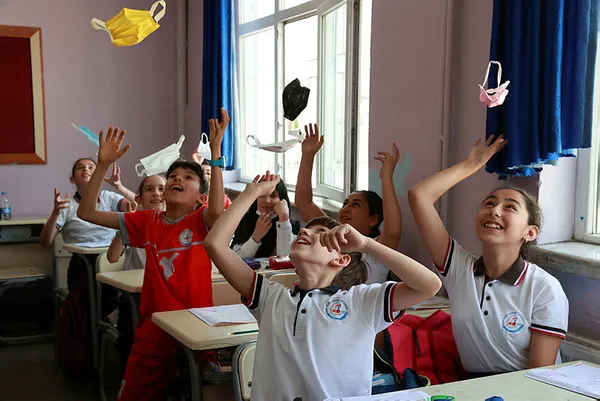 kapali-mekanlarda-maske-zorunlulugu-mutlulukla-karsilandi-ogrenciler-maskeleri-firlatti-1650978887630.jpg Kapalı mekanlarda maske zorunluluğu mutlulukla karşılandı! Öğrenciler maskeleri fırlattı-2