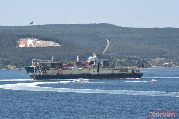 Karadeniz gazını karaya çıkarmak için deniz tabanına boruları yerleştirecek 'Castoro 10' gemisi Çanakkale Boğazı'ndan geçti - 12