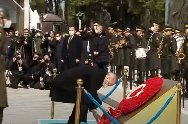 Başkan Erdoğan Atatürk Anıtı'na çelenk bıraktı! Dikkat çeken anlar