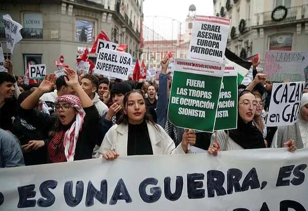 milyonlar-filistine-destek-icin-toplandi-londrada-israil-karsiti-protesto-nehirden-denize-ozgur-filistin-1700166371216.jpeg Milyonlar Filistin’e destek için toplanmaya devam ediyor! Londra'da lise öğrencileri dersi terk edip tek yürek oldu: "Nehirden denize Özgür Filistin"-7