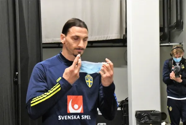 turk-muhabirin-sorusu-39-yasindaki-yildiz-futbolcu-zlatan-ibrahimovici-aglatti-futbol-icin-yasimi-cok-genc-goruyorum-1616431979516.jpg