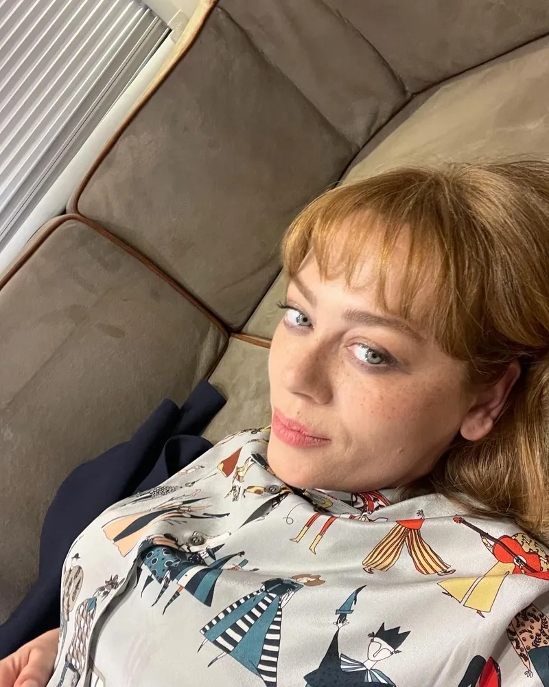 bahar-setinde-akilalmaz-olay-demet-evgarin-asistana-kufur-ettigi-iddia-edildi-basrol-oyuncusu-aglayarak-af-dil-1716898039388.jpg Bahar setinde akılalmaz olay! Demet Evgar'ın asistana küfür ettiği iddia edildi! “Başrol oyuncusu ağlayarak af diledi”-6