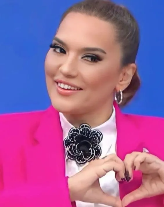 kiracisi-demet-akalini-cildirtti-adamin-ukalaligina-bak-diyerek-canli-yayinda-isyan-etti-5-bin-tl-karsiliginda-1713994223838.jpeg Kiracısı Demet Akalın'ı çıldırttı! "Adamın ukalalığına bak" diyerek canlı yayında isyan etti! 5 bin TL karşılığında...-2