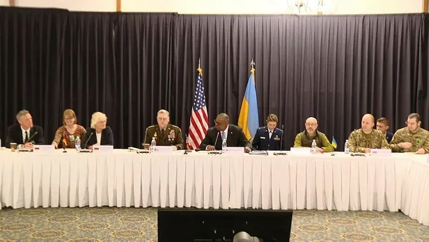 Son dakika: Bakan Akar, Ramstein Hava Üssü’nde! NATO üyesi Savunma Bakanları Ukrayna gündemiyle toplandı-5