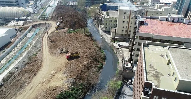 Marmara Denizi’ne dökülen Ayamama deresi mavi ve siyah  akıyor