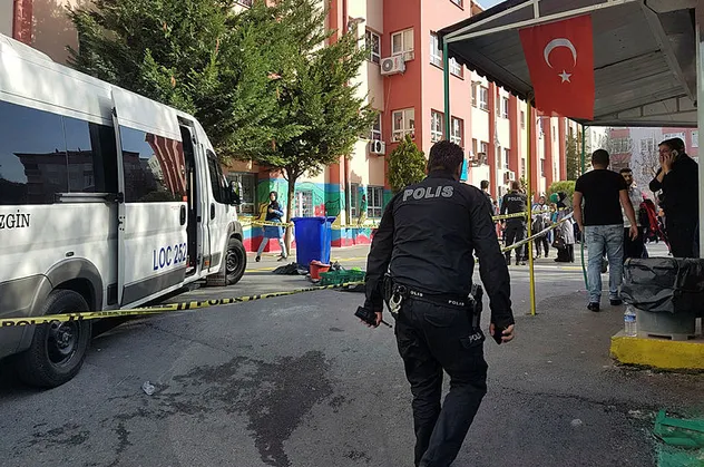 Avcılar'da okul bahçesinde dehşet! Servis aracı öğrenciyi ezdi