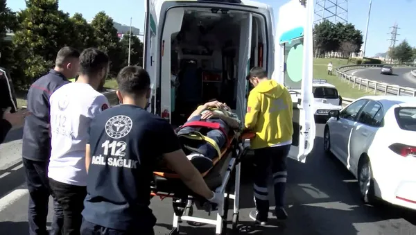 Son dakika: İstanbul Bahçelievler'de feci kaza! Şerit değiştirirken otomobile çarpıp yan yattı: 3 yaralı-4