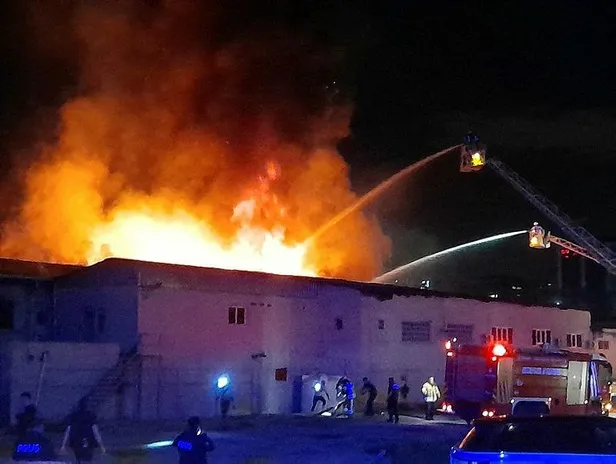 istanbul-kucukcekmecede-kagit-ambalaj-fabrikasinda-korkutan-yangin-1623882078792.jpeg İstanbul Küçükçekmece'de kağıt ambalaj fabrikasında korkutan yangın!-1