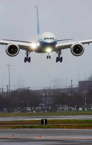 Dünyanın en büyüğü Boeing 777X'in ilk deneme uçuşunu yaptı
