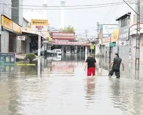 Samsun’da sel felaketi: Caddeler göle döndü, ev ve iş yerlerini su bastı