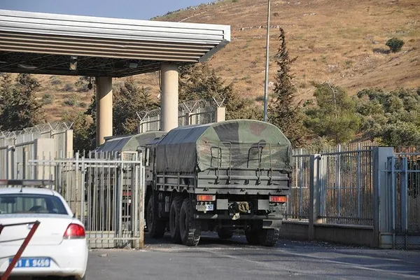 Sınırda askeri hareketlilik! Araçlar sınırı geçti-1