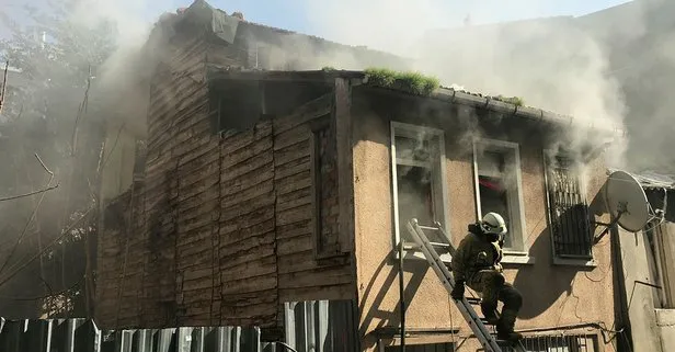 Beyoğlu’nda 2 katlı binada yangın