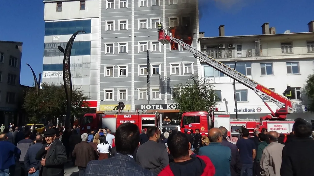 Kars'ta 7 katlı otelde yangın! Yaralılardan 2'sinin durumu ağır!