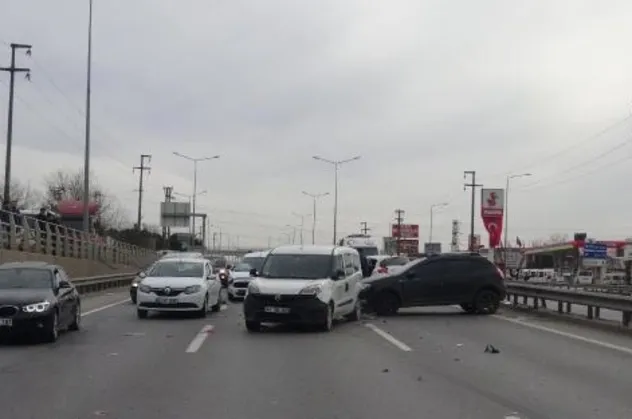 Gebze'de 6 araç çarpıştı: Yaralılar var