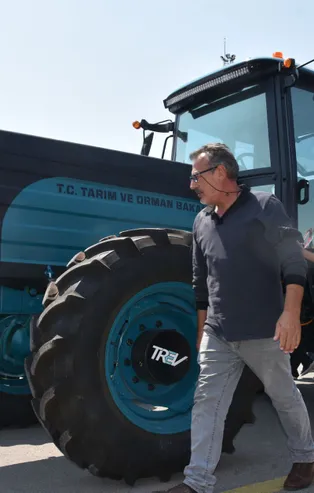 Türkiye'de üretilen yerli ve milli elektrikli traktörlere yoğun ilgi! Her yanını incelediler