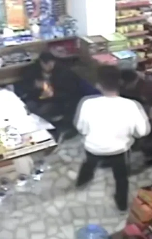 Sosyal medyada gördüğü kolonyalı şakayı yapayım derken kuzenini yakıyordu! Tekme tokat dayak kamerada