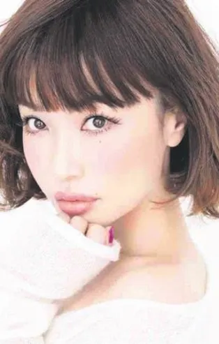 Yaşını göstermeyen Japon model Risa Hirako  sosyal medyayı salladı