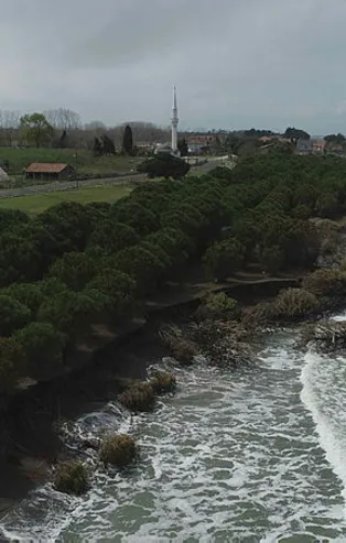 Samsun'da dev dalgalar kıyıyı yuttu! Karadeniz evlere adım adım yaklaşıyor