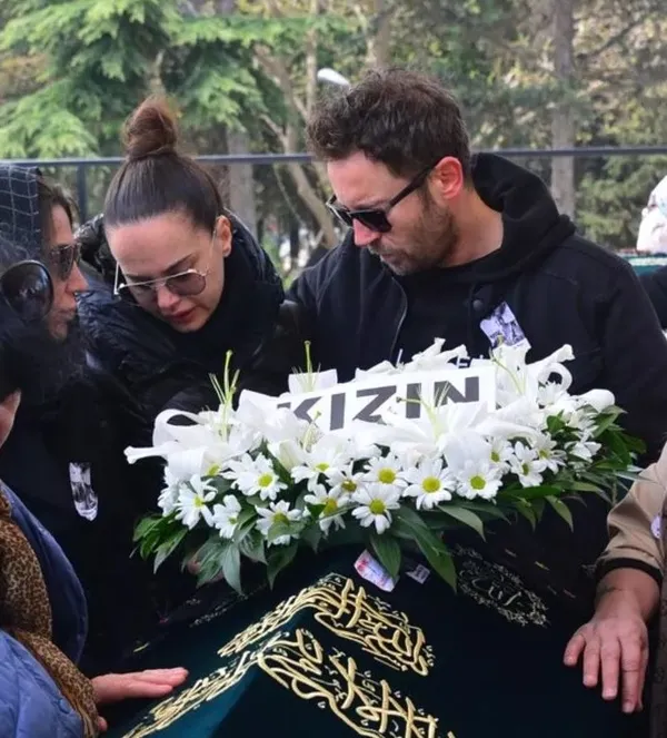 yeliz-sarin-en-aci-gunu-78-yasinda-vefat-eden-annesi-sehriban-sule-sara-boyle-veda-etti-eski-es-tolga-gulec-ya-1681980565450.jpg Yeliz Şar’ın en acı günü! 78 yaşında vefat eden annesi Şehriban Şule Şar’a böyle veda etti! Eski eş Tolga Güleç yalnız bırakmadı-4