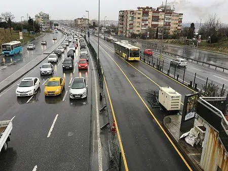 İstanbul'da metrobüs kazası! Yaralılar var-1
