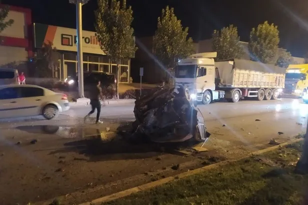 Denizli'de korkunç kaza: Metal yığınına dönen otomobilden sağ çıktı-1