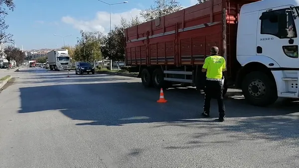 turk-polisi-hem-cezasini-keser-hem-de-magdur-etmez-araci-trafikten-men-edilen-surucunun-cocugu-polis-araciyla-1663760690700.jpg Türk polisi hem cezasını keser hem de mağdur etmez! Aracı trafikten men edilen sürücünün çocuğu polis aracıyla hastaneye götürüldü-4