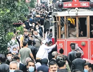 İstiklal Caddesi’nde insan seli