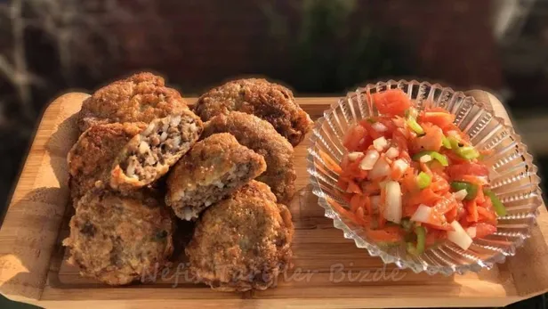 gelinim-mutfakta-kadinbudu-kofte-tarifi-orijinal-en-kolay-kadinbudu-kofte-nasil-yapilir-yemeye-doyamayacaksini-1685369613336.jpg Orijinal, en kolay kadınbudu köfte nasıl yapılır? Gelinim Mutfakta KADINBUDU KÖFTE TARİFİ! Yemeye doyamayacaksınız...-3