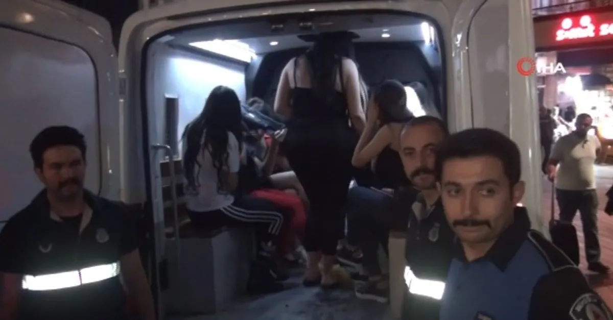 Taksim’de fuhuş operasyonu: 15 gözaltı (Video)