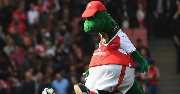 Premier Lig ekiplerinden Arsenal'ın 27 yıllık maskotu Gunnersaurus geri döndü