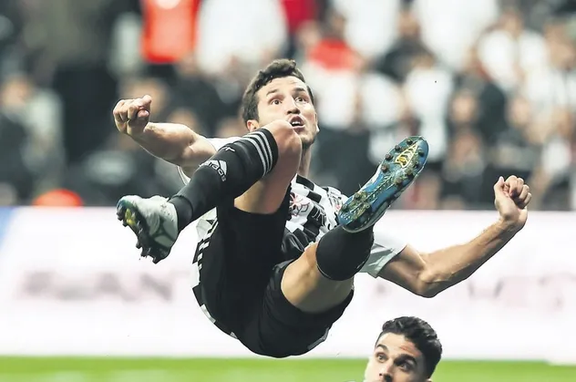 Beşiktaş-Trabzonspor derbisinde taraftar etkisiz futbola müdahale etti: Ismael uyuma değişiklik yapsana
