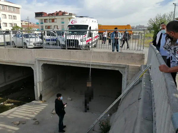 istanbul-sancaktepede-demir-korkuluklara-asili-erkek-cesedi-bulundu-1620200008477.jpg