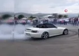 Lüks otomobillerle yolu kapatıp böyle drift yaptılar