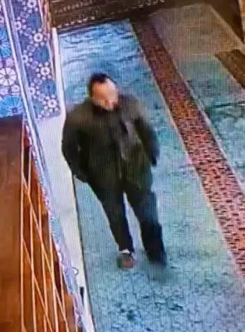 Camide alçak provokasyon: Elinde içki şişesiyle girdi sigara içti Kur'an-ı Kerim’e tekme attı! Şüpheli gözaltına alındı-2