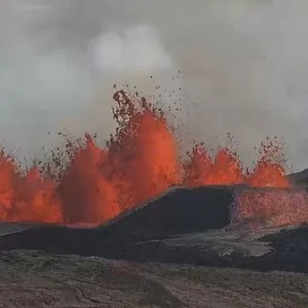 İZLE I İzlanda’nın Reykjanes Yarımadası’nda yanardağ patladı! İşte o anlar...