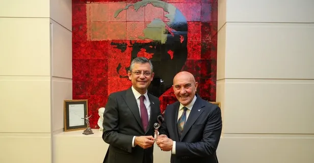 Sen misin otur yerinde mesajı veren! Tunç Soyer, CHP lideri Özel'in konuşmasını dinlemeden salonu terk etti | Özgür'den 'rahatsızlandı' palavrası